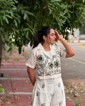 Sreethu Krishnan Instagram - Blooming quietly 🌝🌸…..

 Wearing @aankhan.official 

#sreethukrishnan