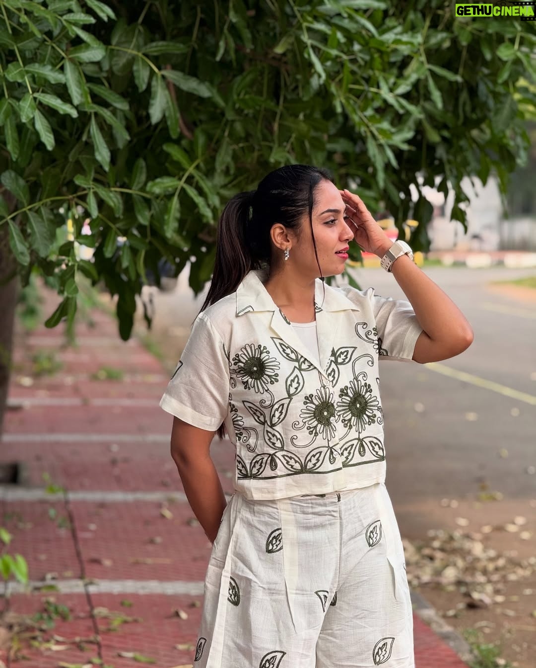 Sreethu Krishnan - 104.4K Likes - Blooming quietly 🌝🌸…..

 Wearing @aankhan.official 

#sreethukrishnan
