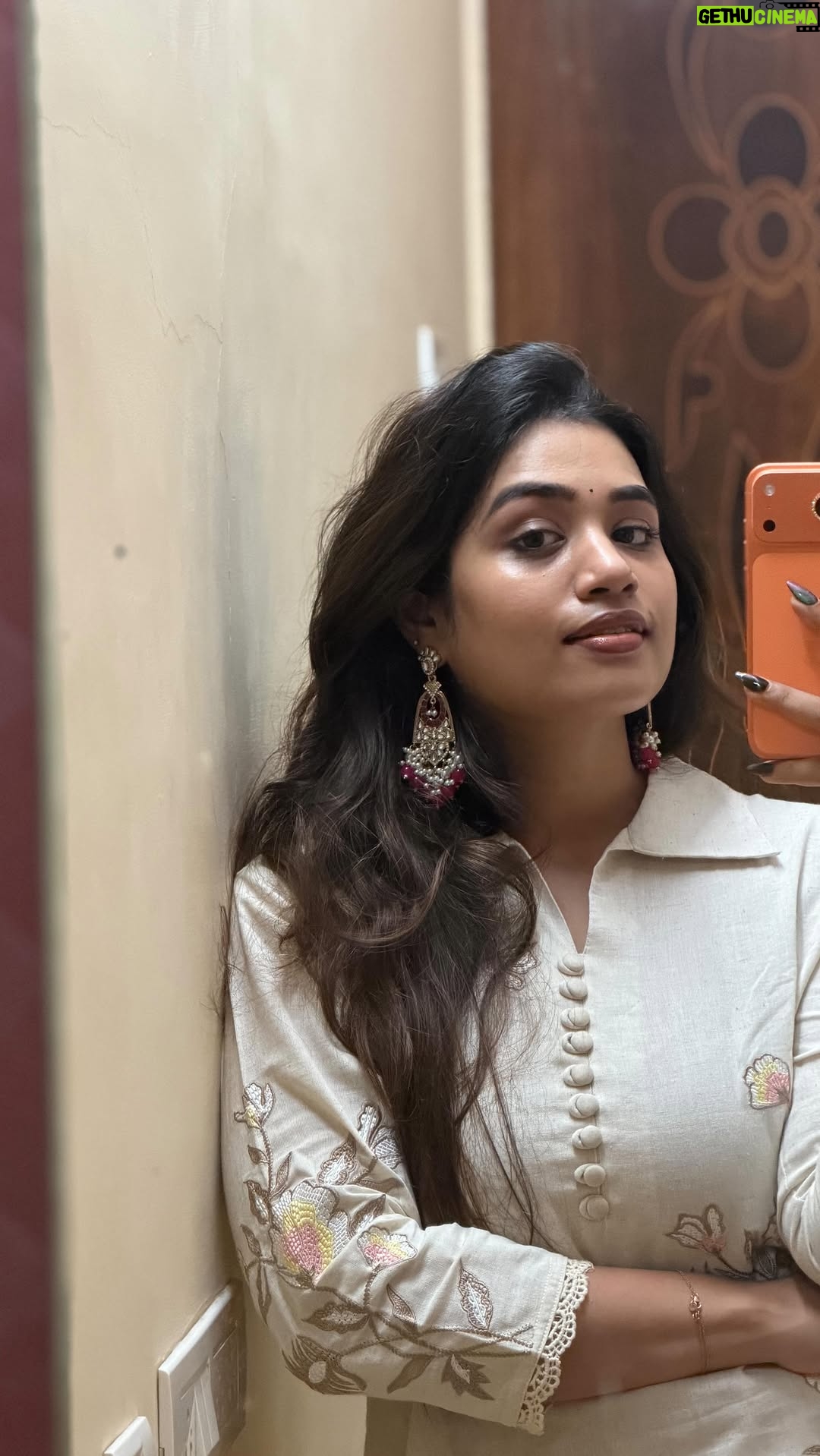Srinisha Jayaseelan - 129.5K Likes - எப்படி வந்தாயோ….💜🫶🏻🧿
How will I miss doing a cover of this beautiful song, sung extremely soulfully by my brother @anand.aravindakshan.official and the queen @chinmayisripaada , created by my dearest @siddhukumar annaa, and penned by my most dear @vigneshramakrishnalyricist annaa😍💜❤️🧿