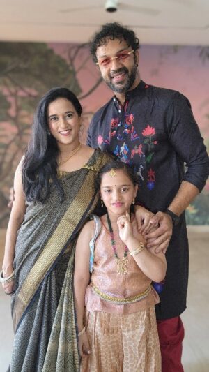 Sriranjani Sundaram Instagram - GRWM super singer finale with my fam. Also, for those of you asking where i got my AMAZING looking kurta you can find it at @inaki_thelabel