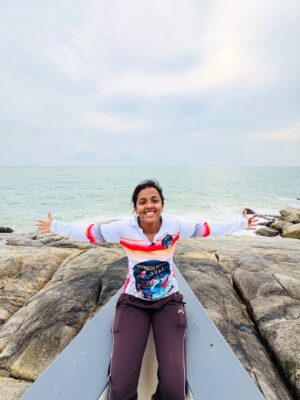 Subiksha kumar Instagram - The beach is not always a place, sometimes it’s a Feeling 🥰🤍🤌🏻🌊 Eannn ivloo kathal en Kadal mealaaa ??? 🫂