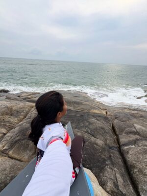 Subiksha kumar Instagram - The beach is not always a place, sometimes it’s a Feeling 🥰🤍🤌🏻🌊 Eannn ivloo kathal en Kadal mealaaa ??? 🫂