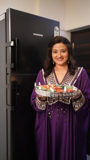 Suhasi Dhami Instagram - Make every meal taaza with FreshBreeze! 🍴👌 From Gajar halwa to fresh fruit salads, our fridge keeps it fresh and hydrated. Festivals just got a whole lot easier! 🎊 

#Liebherr #LiebherrRefrigerators #LoveInnovationLoveLiebherr #FreshBreeze #SmartCooling #Ad 
#GermanEngineering #SmartLivingWithLiebherr #InnovationMeetsStyle #FestiveVibes #KitchenGoals