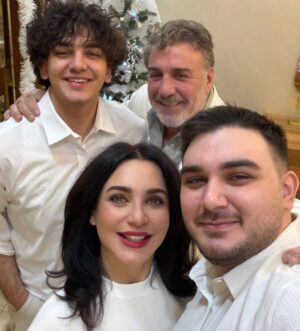 Sulaf Fawakherji Instagram - ينعاد عالكل بخير ومحبة وسلام 🤍🤍🤍🤍
#happynewyears #2026