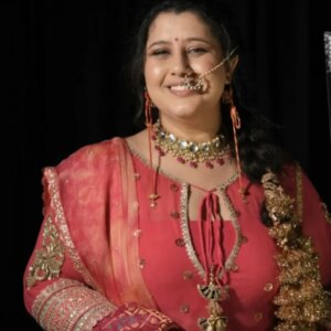 Supriya Shukla Instagram - आप बसंत पंचमी के दिन आप हमारी ज़िन्दगी में आयी...
 माँ सरस्वती के आशीर्वाद के रूप में...
हिंदी तिथि से आज आप का जन्मदिन है...
वैसे तो कल...24 जनवरी को 
 सालों से हम आपका birthday मनाते हैँ...
इस साल आज भी आशीर्वाद देने को मन हुआ...
जन्मदिन की बधाई बिटिया रानी ❤️..
झनक.. बसंत पंचमी पे जन्मी.. आप सदा खुश रहो ❤️