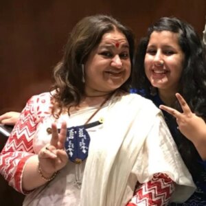 Supriya Shukla Instagram - आप बसंत पंचमी के दिन आप हमारी ज़िन्दगी में आयी...
 माँ सरस्वती के आशीर्वाद के रूप में...
हिंदी तिथि से आज आप का जन्मदिन है...
वैसे तो कल...24 जनवरी को 
 सालों से हम आपका birthday मनाते हैँ...
इस साल आज भी आशीर्वाद देने को मन हुआ...
जन्मदिन की बधाई बिटिया रानी ❤️..
झनक.. बसंत पंचमी पे जन्मी.. आप सदा खुश रहो ❤️