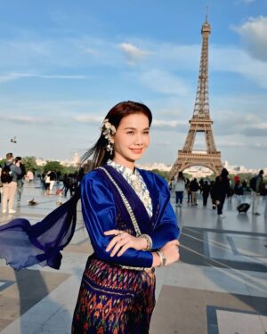 Tai Orathai Instagram - มาทัวร์คอนเสิร์ตยุโรป 4-5ครั้งได้ แต่ละครั้งห่างกันหลายปี ไม่รู้จะหาภาพที่เคยถ่ายไว้เมื่อครั้งก่อนๆมาเทียบกันได้จากที่ไหนน๊าาา🤔 ( สมัยนั้นโซเชี่ยลก็ไม่มีเนาะ )
.,,
เมื่อวานนี้ไปถ่ายรูปโปรโมทงานที่หอไอเฟล อากาศเย็นพอสู้ได้ แต่สู้ลมแรงบวกลมหนาวไม่ไหวค่ะ( แล้วตอนนี้ภูมิแพ้ก็ขึ้นน้ำมูกไหลอีกแล้วค่ะ) พอแดดหุบ คือเย็นเจี๊ยบเลย และนักท่องเที่ยวก็เยอะมาก จนหาจังหวะถ่ายด้านหลังโล่งๆไม่ได้เลย ภาพต่างๆในหัวที่อยากได้ก็เลยได้มาเท่านี้จริงๆค่ะ เอาภาพชุดไทยประยุกต์มาฝากทุกคนนะคะ

#ต่ายอรทัย
#taiorathai 
#gmmmusic