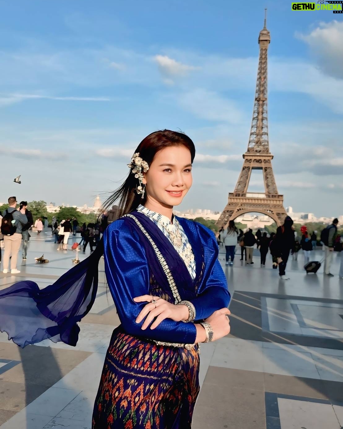 Tai Orathai - 67K Likes - มาทัวร์คอนเสิร์ตยุโรป 4-5ครั้งได้ แต่ละครั้งห่างกันหลายปี ไม่รู้จะหาภาพที่เคยถ่ายไว้เมื่อครั้งก่อนๆมาเทียบกันได้จากที่ไหนน๊าาา🤔 ( สมัยนั้นโซเชี่ยลก็ไม่มีเนาะ )
.,,
เมื่อวานนี้ไปถ่ายรูปโปรโมทงานที่หอไอเฟล อากาศเย็นพอสู้ได้ แต่สู้ลมแรงบวกลมหนาวไม่ไหวค่ะ( แล้วตอนนี้ภูมิแพ้ก็ขึ้นน้ำมูกไหลอีกแล้วค่ะ) พอแดดหุบ คือเย็นเจี๊ยบเลย และนักท่องเที่ยวก็เยอะมาก จนหาจังหวะถ่ายด้านหลังโล่งๆไม่ได้เลย ภาพต่างๆในหัวที่อยากได้ก็เลยได้มาเท่านี้จริงๆค่ะ เอาภาพชุดไทยประยุกต์มาฝากทุกคนนะคะ

#ต่ายอรทัย
#taiorathai 
#gmmmusic