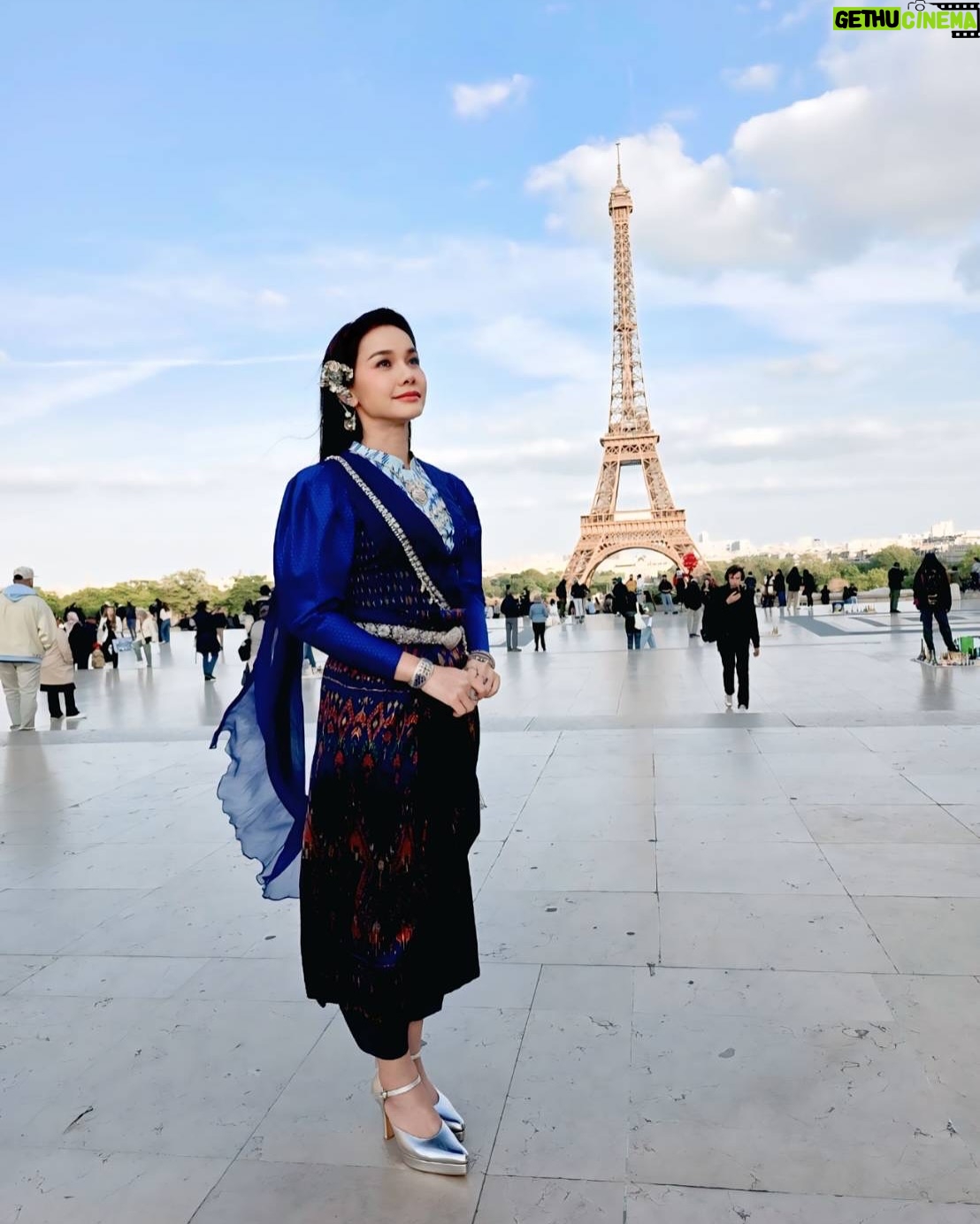 Tai Orathai - 67K Likes - มาทัวร์คอนเสิร์ตยุโรป 4-5ครั้งได้ แต่ละครั้งห่างกันหลายปี ไม่รู้จะหาภาพที่เคยถ่ายไว้เมื่อครั้งก่อนๆมาเทียบกันได้จากที่ไหนน๊าาา🤔 ( สมัยนั้นโซเชี่ยลก็ไม่มีเนาะ )
.,,
เมื่อวานนี้ไปถ่ายรูปโปรโมทงานที่หอไอเฟล อากาศเย็นพอสู้ได้ แต่สู้ลมแรงบวกลมหนาวไม่ไหวค่ะ( แล้วตอนนี้ภูมิแพ้ก็ขึ้นน้ำมูกไหลอีกแล้วค่ะ) พอแดดหุบ คือเย็นเจี๊ยบเลย และนักท่องเที่ยวก็เยอะมาก จนหาจังหวะถ่ายด้านหลังโล่งๆไม่ได้เลย ภาพต่างๆในหัวที่อยากได้ก็เลยได้มาเท่านี้จริงๆค่ะ เอาภาพชุดไทยประยุกต์มาฝากทุกคนนะคะ

#ต่ายอรทัย
#taiorathai 
#gmmmusic