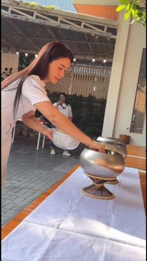 Tai Orathai Instagram - ความสงบในวันมงคลนี้ ทำให้รู้สึกอยากพูดคำว่า..โชคดีจัง..ค่ะ

โชคดีจังที่เรามีบ้าน🏡
โชคดีจังที่เรามีที่นอนนุ่มๆ🛌
โชคดีจังที่เรามีผ้าห่มอุ่นๆ
โชคดีจังที่เรามีเสื้อผ้า,มีรองเท้าใส่👚👠
โชคดีจังที่เรามีข้าวของเครื่องใช้ ใช้
โชคดีจังที่เรามีน้ำอุ่นๆให้อาบ🚿
โชคดีจังที่เรามีข้าวกิน🍲
โชคดีจังที่เรามีน้ำสะอาดๆให้ดื่ม🍹
โชคดีจังที่เรามีรถให้ขับ🚗
โชคดีจังที่เรามีไฟฟ้า,มีอินเตอร์เน็ต,มีโทรศัพท์ให้ใช้📞
โชคดีจังที่ยังมีงานให้ทำ ยังไปร้องเพลงหาเงินได้🎶
โชคดีจังที่เรามีครอบครัว พ่อ แม่ ญาติ พี่น้อง ให้กลับไปหาไปกอดใหญ่ๆ👩‍❤️‍💋‍👩
 โชคดีจังที่เรามีครูบาร์อาจารย์ให้เคารพนับถือ ไม่หลงทาง
โชคดีจังที่เรามีเพื่อนพ้องน้องพี่ที่ทำงานที่หวังดีต่อกัน ช่วยเหลือกัน
โชคดีจังที่เรามีแฟนเพลงที่รัก,ที่เมตตา,คอยสนับสนุนมาตลอด
โชคดีจังที่เรายังมีตาที่ยังมองเห็น,มีหูที่ยังได้ยิน,มีเสียงที่ยังพูดได้, ลมหายใจ,มีจิตใจที่แข็งแกร่งมี,ร่างกายที่แข็งแรง 🏋🏻‍♂️ออกไปเผชิญโลกกว้างได้ปกติ

ไม่ต้องรอให้มีเงินมากองอยู่ตรงหน้าเป็น 100 ล้าน 1,000 ล้าน แล้วค่อยบอกว่าตัวเองโชคดี เพราะมันไม่มีทางเป็นแบบนั้นแน่นอน
แต่วันนี้ก็พูดได้เต็มปากว่า โชคดีจังที่เรามีทุกอย่างแล้ว แล้วยังมีแรงออกไปหาเงินเพื่อมาซื้อข้าวกิน ดูแลครอบครัว ดูแลทุกคนได้ ทำอะไรหลายๆอย่างตามที่ฝัน เท่านี้ก็คือ..ที่สุด..แล้วค่ะ

สาธุ🙏🏻กับทุกสิ่งที่ลูกหา,ที่ลูกมีมา ทั้งหมดของชีวิต จะรักษาดูแลให้ดีต่อไป และตลอดไป

#โชคดี 
#ทำบุญ 
#ต่ายอรทัย 
#taiorathai 
#gmmmusic