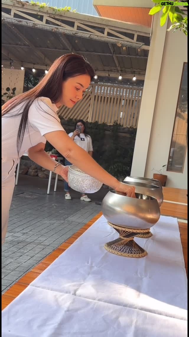 Tai Orathai - 2.6K Likes - ความสงบในวันมงคลนี้ ทำให้รู้สึกอยากพูดคำว่า..โชคดีจัง..ค่ะ

โชคดีจังที่เรามีบ้าน🏡
โชคดีจังที่เรามีที่นอนนุ่มๆ🛌
โชคดีจังที่เรามีผ้าห่มอุ่นๆ
โชคดีจังที่เรามีเสื้อผ้า,มีรองเท้าใส่👚👠
โชคดีจังที่เรามีข้าวของเครื่องใช้ ใช้
โชคดีจังที่เรามีน้ำอุ่นๆให้อาบ🚿
โชคดีจังที่เรามีข้าวกิน🍲
โชคดีจังที่เรามีน้ำสะอาดๆให้ดื่ม🍹
โชคดีจังที่เรามีรถให้ขับ🚗
โชคดีจังที่เรามีไฟฟ้า,มีอินเตอร์เน็ต,มีโทรศัพท์ให้ใช้📞
โชคดีจังที่ยังมีงานให้ทำ ยังไปร้องเพลงหาเงินได้🎶
โชคดีจังที่เรามีครอบครัว พ่อ แม่ ญาติ พี่น้อง ให้กลับไปหาไปกอดใหญ่ๆ👩‍❤️‍💋‍👩
 โชคดีจังที่เรามีครูบาร์อาจารย์ให้เคารพนับถือ ไม่หลงทาง
โชคดีจังที่เรามีเพื่อนพ้องน้องพี่ที่ทำงานที่หวังดีต่อกัน ช่วยเหลือกัน
โชคดีจังที่เรามีแฟนเพลงที่รัก,ที่เมตตา,คอยสนับสนุนมาตลอด
โชคดีจังที่เรายังมีตาที่ยังมองเห็น,มีหูที่ยังได้ยิน,มีเสียงที่ยังพูดได้, ลมหายใจ,มีจิตใจที่แข็งแกร่งมี,ร่างกายที่แข็งแรง 🏋🏻‍♂️ออกไปเผชิญโลกกว้างได้ปกติ

ไม่ต้องรอให้มีเงินมากองอยู่ตรงหน้าเป็น 100 ล้าน 1,000 ล้าน แล้วค่อยบอกว่าตัวเองโชคดี เพราะมันไม่มีทางเป็นแบบนั้นแน่นอน
แต่วันนี้ก็พูดได้เต็มปากว่า โชคดีจังที่เรามีทุกอย่างแล้ว แล้วยังมีแรงออกไปหาเงินเพื่อมาซื้อข้าวกิน ดูแลครอบครัว ดูแลทุกคนได้ ทำอะไรหลายๆอย่างตามที่ฝัน เท่านี้ก็คือ..ที่สุด..แล้วค่ะ

สาธุ🙏🏻กับทุกสิ่งที่ลูกหา,ที่ลูกมีมา ทั้งหมดของชีวิต จะรักษาดูแลให้ดีต่อไป และตลอดไป

#โชคดี 
#ทำบุญ 
#ต่ายอรทัย 
#taiorathai 
#gmmmusic