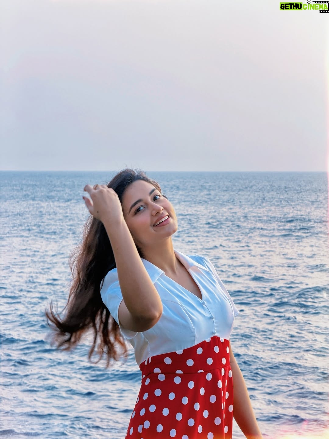 Tasnia Farin - 88.5K Likes - Your favourite intro song that you never skip ⏭️ 🌊

Wearing @celebritys.choice