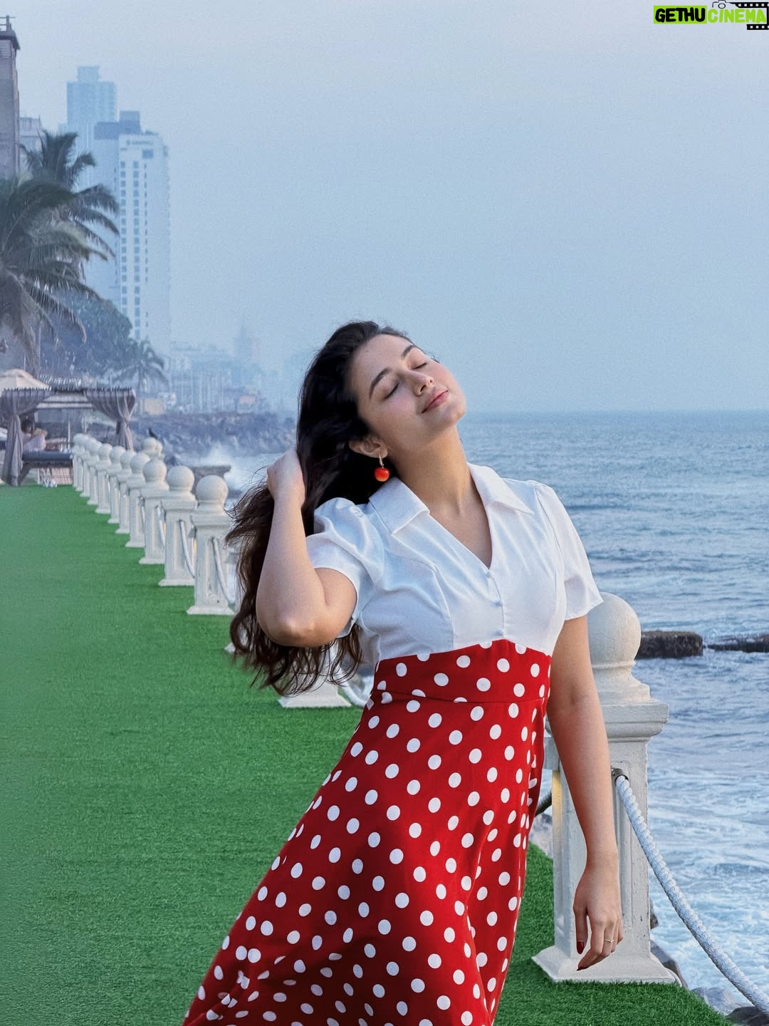 Tasnia Farin - 88.5K Likes - Your favourite intro song that you never skip ⏭️ 🌊

Wearing @celebritys.choice