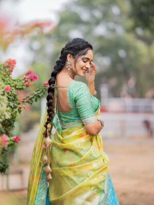 Tejaswini Gowda Instagram - In love with this outfit🩵💚💛

Outfit: @shobhashettydesignerstudios 
Jewellery: @goyazsilverjewellery 
📸 : @akhileshrupaji