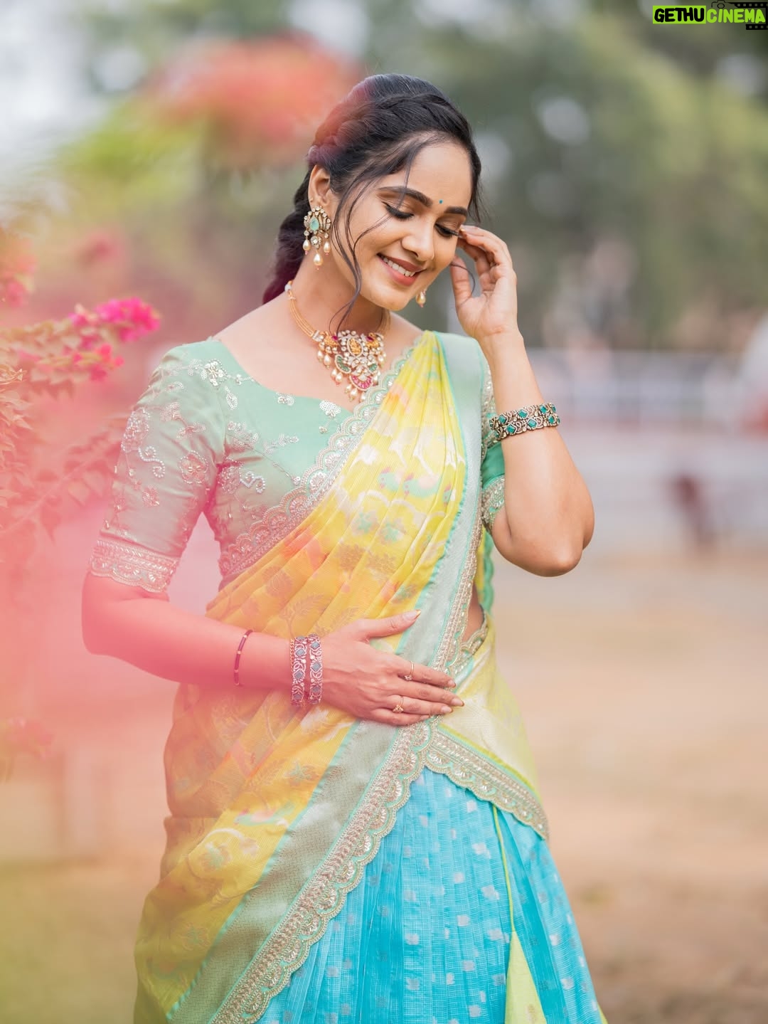 Tejaswini Gowda - 157K Likes - In love with this outfit🩵💚💛

Outfit: @shobhashettydesignerstudios 
Jewellery: @goyazsilverjewellery 
📸 : @akhileshrupaji
