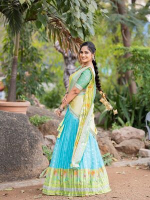 Tejaswini Gowda Instagram - In love with this outfit🩵💚💛

Outfit: @shobhashettydesignerstudios 
Jewellery: @goyazsilverjewellery 
📸 : @akhileshrupaji