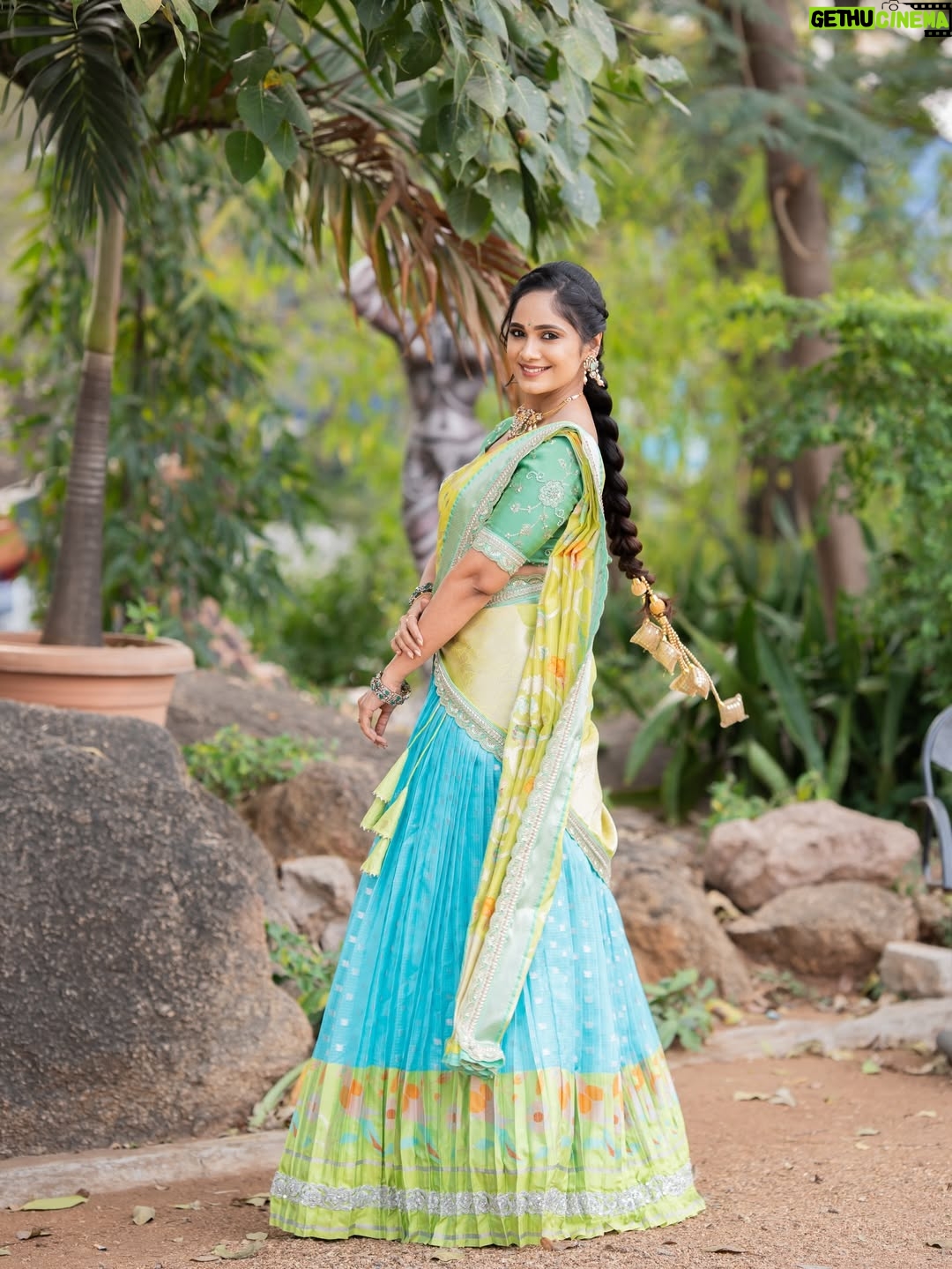 Tejaswini Gowda - 157K Likes - In love with this outfit🩵💚💛

Outfit: @shobhashettydesignerstudios 
Jewellery: @goyazsilverjewellery 
📸 : @akhileshrupaji