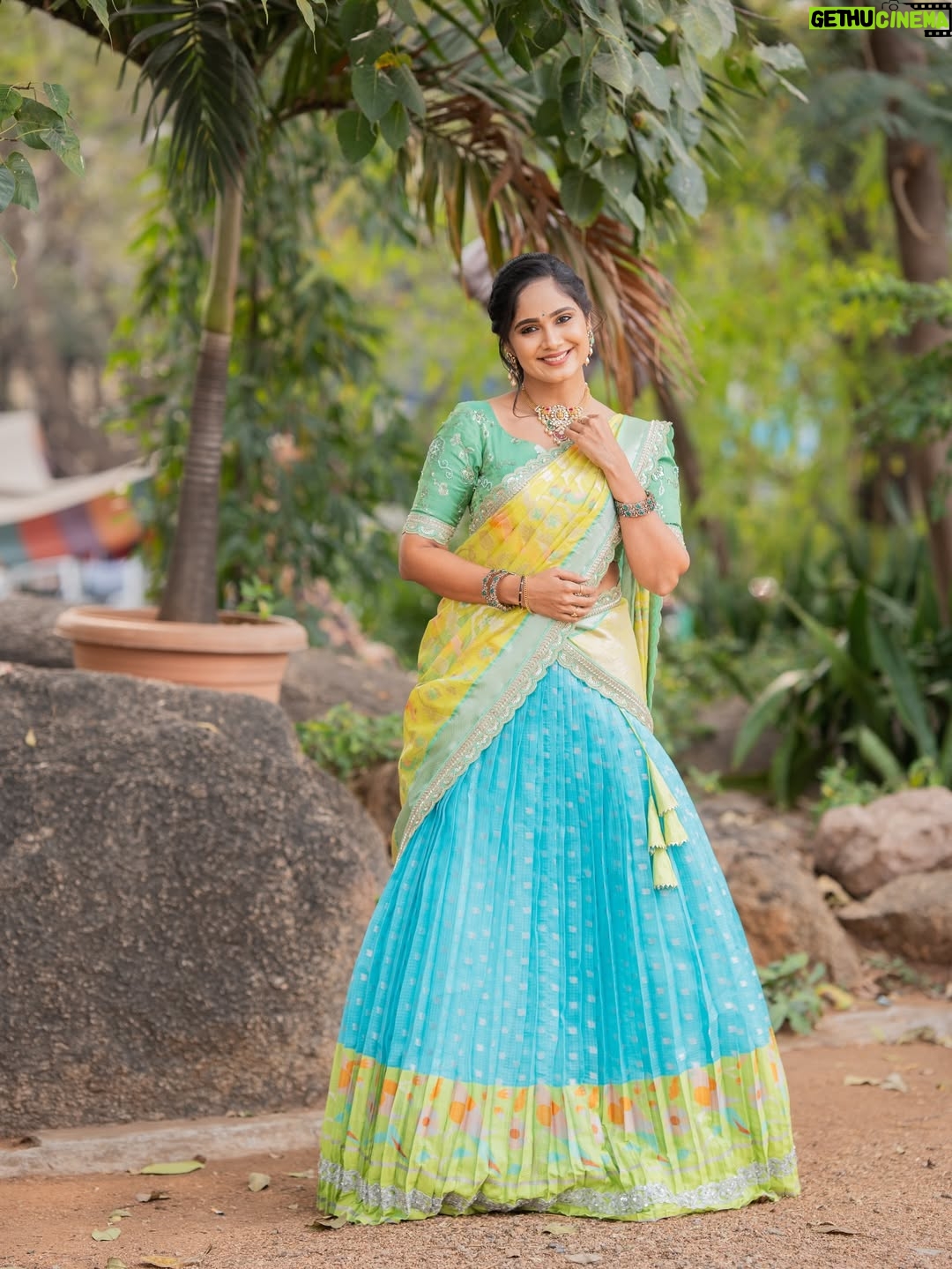 Tejaswini Gowda - 157K Likes - In love with this outfit🩵💚💛

Outfit: @shobhashettydesignerstudios 
Jewellery: @goyazsilverjewellery 
📸 : @akhileshrupaji