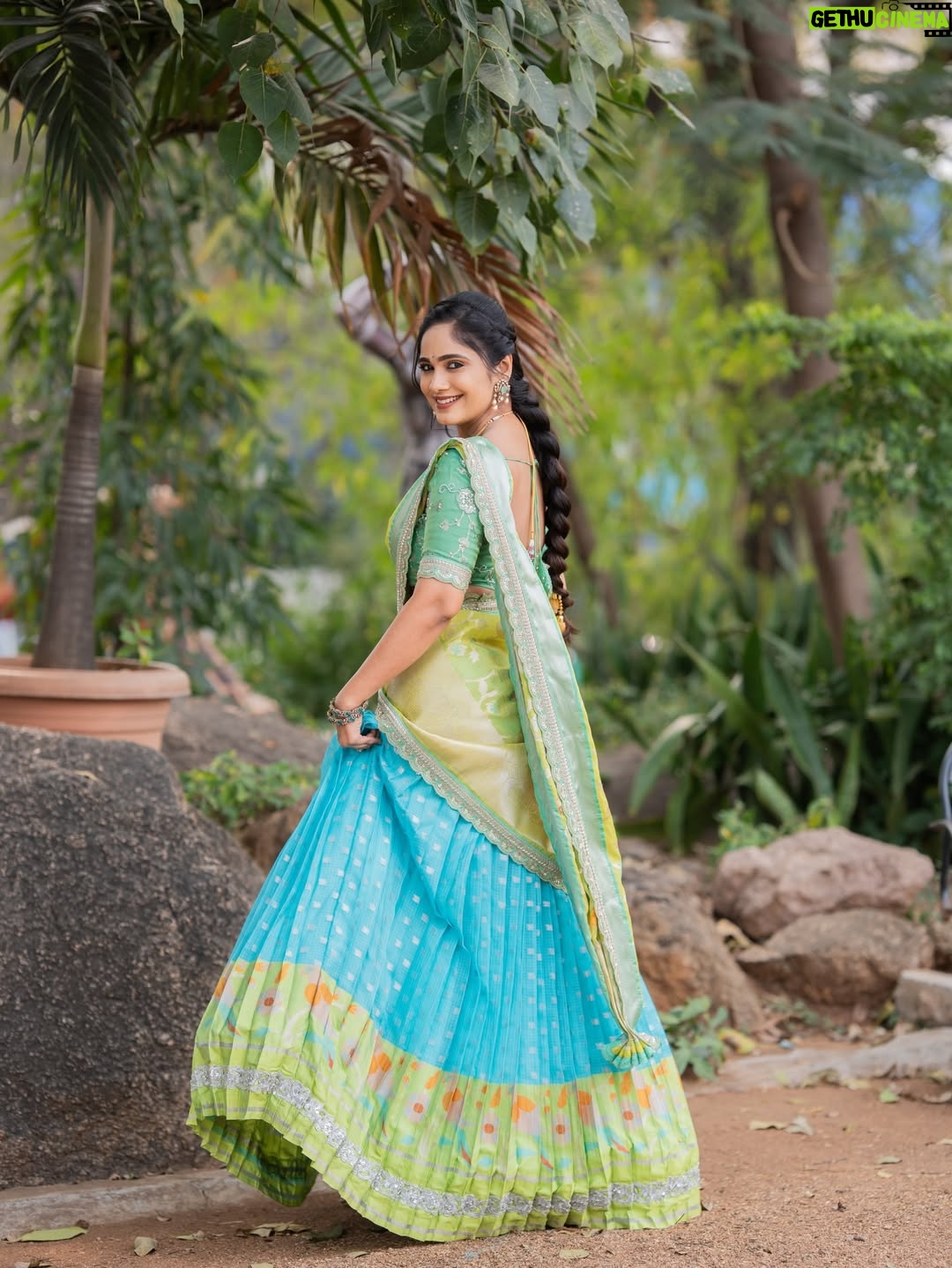 Tejaswini Gowda - 157K Likes - In love with this outfit🩵💚💛

Outfit: @shobhashettydesignerstudios 
Jewellery: @goyazsilverjewellery 
📸 : @akhileshrupaji