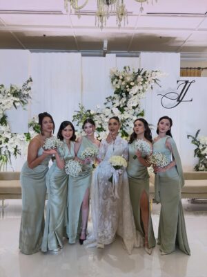 Tissa Biani Instagram - bridesmaid on duty 🥹🤍
happy wedding temen berantem temen nangis temen curcol temen olahraga bareng yaitu @wavizihan ! bersama suami tercinta @jaz_hayat terharu banget akhirnya kalian sudah mencapai titik ini. alhamdulillah. perjalanan baru dimulai guys!! 
semangat terus ku doakan semoga kalian bisa saling sayang saling cinta saling jaga terus till jannah Aamiin Ya Allah.

make up by my sister @alitabiani 
hair do @hairdo_mitsa 
dress custom by @fadlan_indonesia
all photos taken by @bintanmfrh