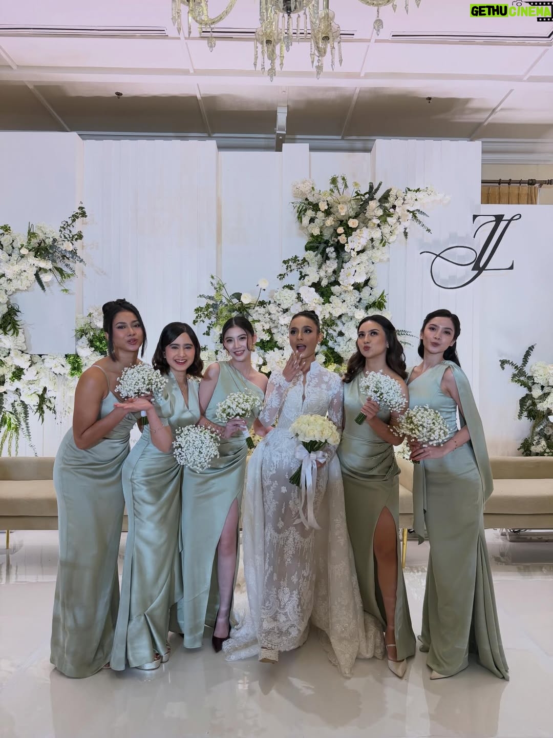 Tissa Biani - 163.4K Likes - bridesmaid on duty 🥹🤍
happy wedding temen berantem temen nangis temen curcol temen olahraga bareng yaitu @wavizihan ! bersama suami tercinta @jaz_hayat terharu banget akhirnya kalian sudah mencapai titik ini. alhamdulillah. perjalanan baru dimulai guys!! 
semangat terus ku doakan semoga kalian bisa saling sayang saling cinta saling jaga terus till jannah Aamiin Ya Allah.

make up by my sister @alitabiani 
hair do @hairdo_mitsa 
dress custom by @fadlan_indonesia
all photos taken by @bintanmfrh