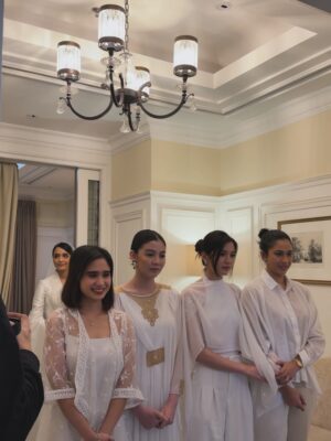 Tissa Biani Instagram - bridesmaid on duty 🥹🤍
happy wedding temen berantem temen nangis temen curcol temen olahraga bareng yaitu @wavizihan ! bersama suami tercinta @jaz_hayat terharu banget akhirnya kalian sudah mencapai titik ini. alhamdulillah. perjalanan baru dimulai guys!!
semangat terus ku doakan semoga kalian bisa saling sayang saling cinta saling jaga terus till jannah Aamiin Ya Allah.
make up by my sister @alitabiani
hair do @hairdo_mitsa
dress custom by @fadlan_indonesia
all photos taken by @bintanmfrh