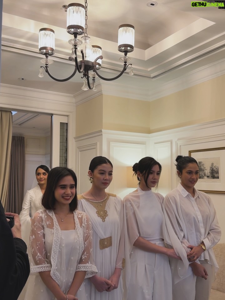 Tissa Biani - 163.4K Likes - bridesmaid on duty 🥹🤍
happy wedding temen berantem temen nangis temen curcol temen olahraga bareng yaitu @wavizihan ! bersama suami tercinta @jaz_hayat terharu banget akhirnya kalian sudah mencapai titik ini. alhamdulillah. perjalanan baru dimulai guys!! 
semangat terus ku doakan semoga kalian bisa saling sayang saling cinta saling jaga terus till jannah Aamiin Ya Allah.

make up by my sister @alitabiani 
hair do @hairdo_mitsa 
dress custom by @fadlan_indonesia
all photos taken by @bintanmfrh