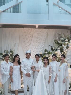 Tissa Biani Instagram - bridesmaid on duty 🥹🤍
happy wedding temen berantem temen nangis temen curcol temen olahraga bareng yaitu @wavizihan ! bersama suami tercinta @jaz_hayat terharu banget akhirnya kalian sudah mencapai titik ini. alhamdulillah. perjalanan baru dimulai guys!!
semangat terus ku doakan semoga kalian bisa saling sayang saling cinta saling jaga terus till jannah Aamiin Ya Allah.
make up by my sister @alitabiani
hair do @hairdo_mitsa
dress custom by @fadlan_indonesia
all photos taken by @bintanmfrh