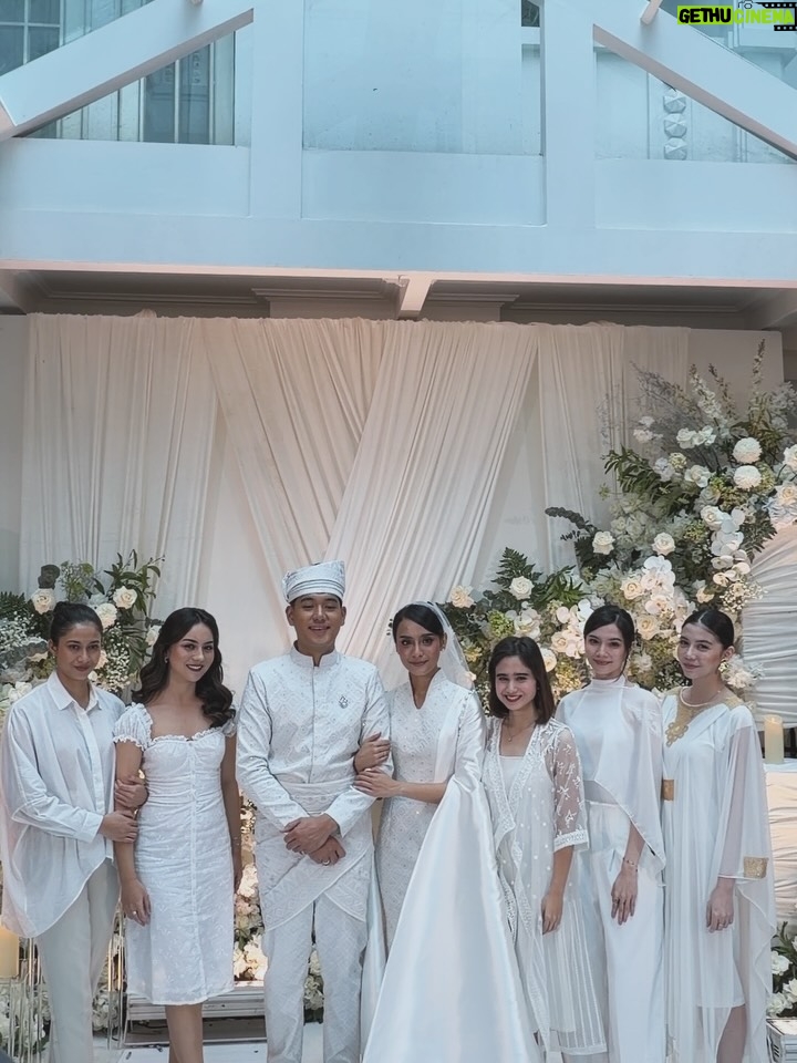 Tissa Biani - 163.4K Likes - bridesmaid on duty 🥹🤍
happy wedding temen berantem temen nangis temen curcol temen olahraga bareng yaitu @wavizihan ! bersama suami tercinta @jaz_hayat terharu banget akhirnya kalian sudah mencapai titik ini. alhamdulillah. perjalanan baru dimulai guys!! 
semangat terus ku doakan semoga kalian bisa saling sayang saling cinta saling jaga terus till jannah Aamiin Ya Allah.

make up by my sister @alitabiani 
hair do @hairdo_mitsa 
dress custom by @fadlan_indonesia
all photos taken by @bintanmfrh