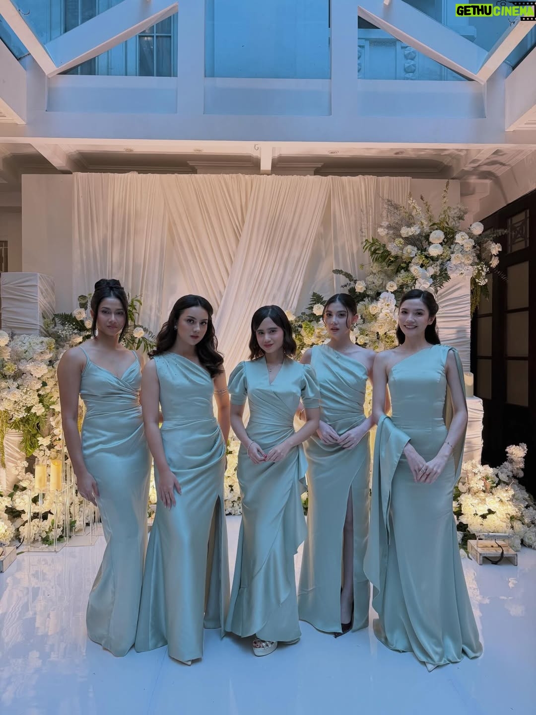 Tissa Biani - 163.4K Likes - bridesmaid on duty 🥹🤍
happy wedding temen berantem temen nangis temen curcol temen olahraga bareng yaitu @wavizihan ! bersama suami tercinta @jaz_hayat terharu banget akhirnya kalian sudah mencapai titik ini. alhamdulillah. perjalanan baru dimulai guys!! 
semangat terus ku doakan semoga kalian bisa saling sayang saling cinta saling jaga terus till jannah Aamiin Ya Allah.

make up by my sister @alitabiani 
hair do @hairdo_mitsa 
dress custom by @fadlan_indonesia
all photos taken by @bintanmfrh