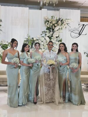 Tissa Biani Instagram - bridesmaid on duty 🥹🤍
happy wedding temen berantem temen nangis temen curcol temen olahraga bareng yaitu @wavizihan ! bersama suami tercinta @jaz_hayat terharu banget akhirnya kalian sudah mencapai titik ini. alhamdulillah. perjalanan baru dimulai guys!! 
semangat terus ku doakan semoga kalian bisa saling sayang saling cinta saling jaga terus till jannah Aamiin Ya Allah.

make up by my sister @alitabiani 
hair do @hairdo_mitsa 
dress custom by @fadlan_indonesia
all photos taken by @bintanmfrh