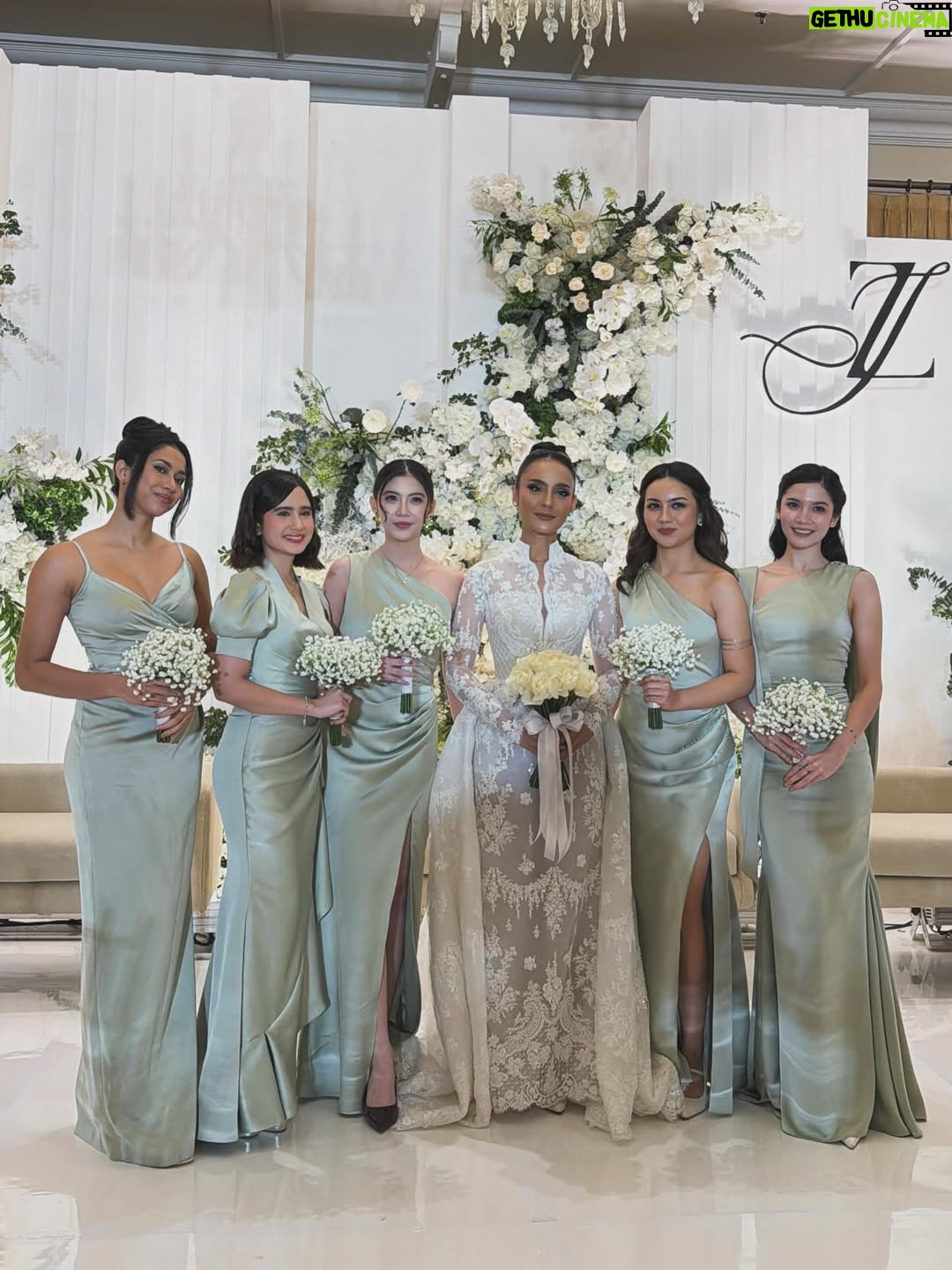 Tissa Biani - 163.4K Likes - bridesmaid on duty 🥹🤍
happy wedding temen berantem temen nangis temen curcol temen olahraga bareng yaitu @wavizihan ! bersama suami tercinta @jaz_hayat terharu banget akhirnya kalian sudah mencapai titik ini. alhamdulillah. perjalanan baru dimulai guys!! 
semangat terus ku doakan semoga kalian bisa saling sayang saling cinta saling jaga terus till jannah Aamiin Ya Allah.

make up by my sister @alitabiani 
hair do @hairdo_mitsa 
dress custom by @fadlan_indonesia
all photos taken by @bintanmfrh