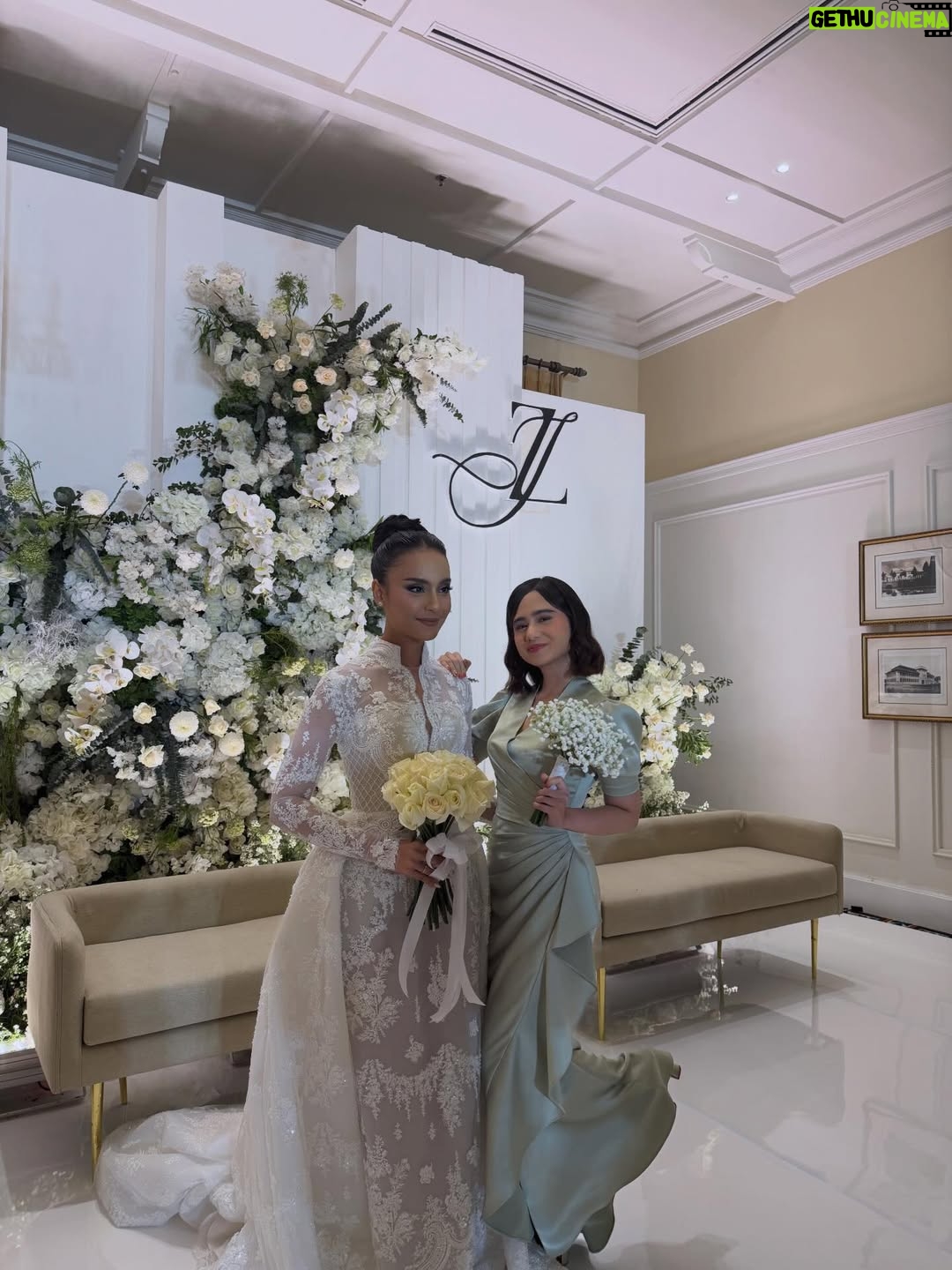 Tissa Biani - 163.4K Likes - bridesmaid on duty 🥹🤍
happy wedding temen berantem temen nangis temen curcol temen olahraga bareng yaitu @wavizihan ! bersama suami tercinta @jaz_hayat terharu banget akhirnya kalian sudah mencapai titik ini. alhamdulillah. perjalanan baru dimulai guys!! 
semangat terus ku doakan semoga kalian bisa saling sayang saling cinta saling jaga terus till jannah Aamiin Ya Allah.

make up by my sister @alitabiani 
hair do @hairdo_mitsa 
dress custom by @fadlan_indonesia
all photos taken by @bintanmfrh