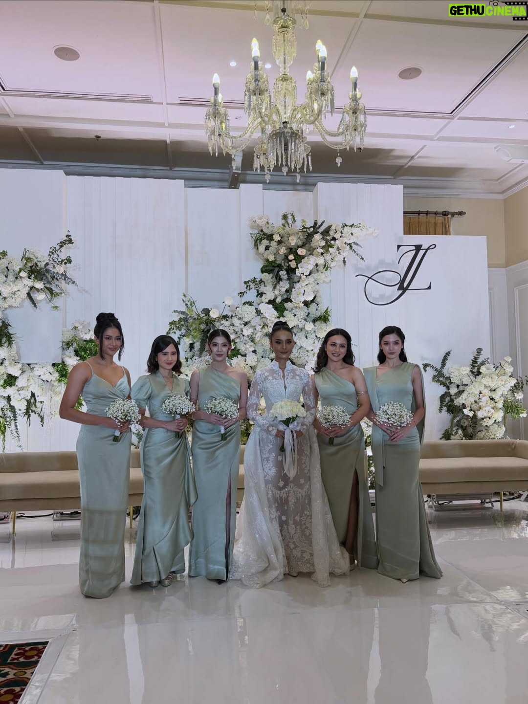Tissa Biani - 163.4K Likes - bridesmaid on duty 🥹🤍
happy wedding temen berantem temen nangis temen curcol temen olahraga bareng yaitu @wavizihan ! bersama suami tercinta @jaz_hayat terharu banget akhirnya kalian sudah mencapai titik ini. alhamdulillah. perjalanan baru dimulai guys!! 
semangat terus ku doakan semoga kalian bisa saling sayang saling cinta saling jaga terus till jannah Aamiin Ya Allah.

make up by my sister @alitabiani 
hair do @hairdo_mitsa 
dress custom by @fadlan_indonesia
all photos taken by @bintanmfrh