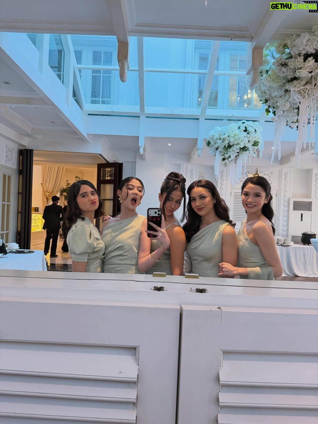 Tissa Biani - 163.4K Likes - bridesmaid on duty 🥹🤍
happy wedding temen berantem temen nangis temen curcol temen olahraga bareng yaitu @wavizihan ! bersama suami tercinta @jaz_hayat terharu banget akhirnya kalian sudah mencapai titik ini. alhamdulillah. perjalanan baru dimulai guys!! 
semangat terus ku doakan semoga kalian bisa saling sayang saling cinta saling jaga terus till jannah Aamiin Ya Allah.

make up by my sister @alitabiani 
hair do @hairdo_mitsa 
dress custom by @fadlan_indonesia
all photos taken by @bintanmfrh