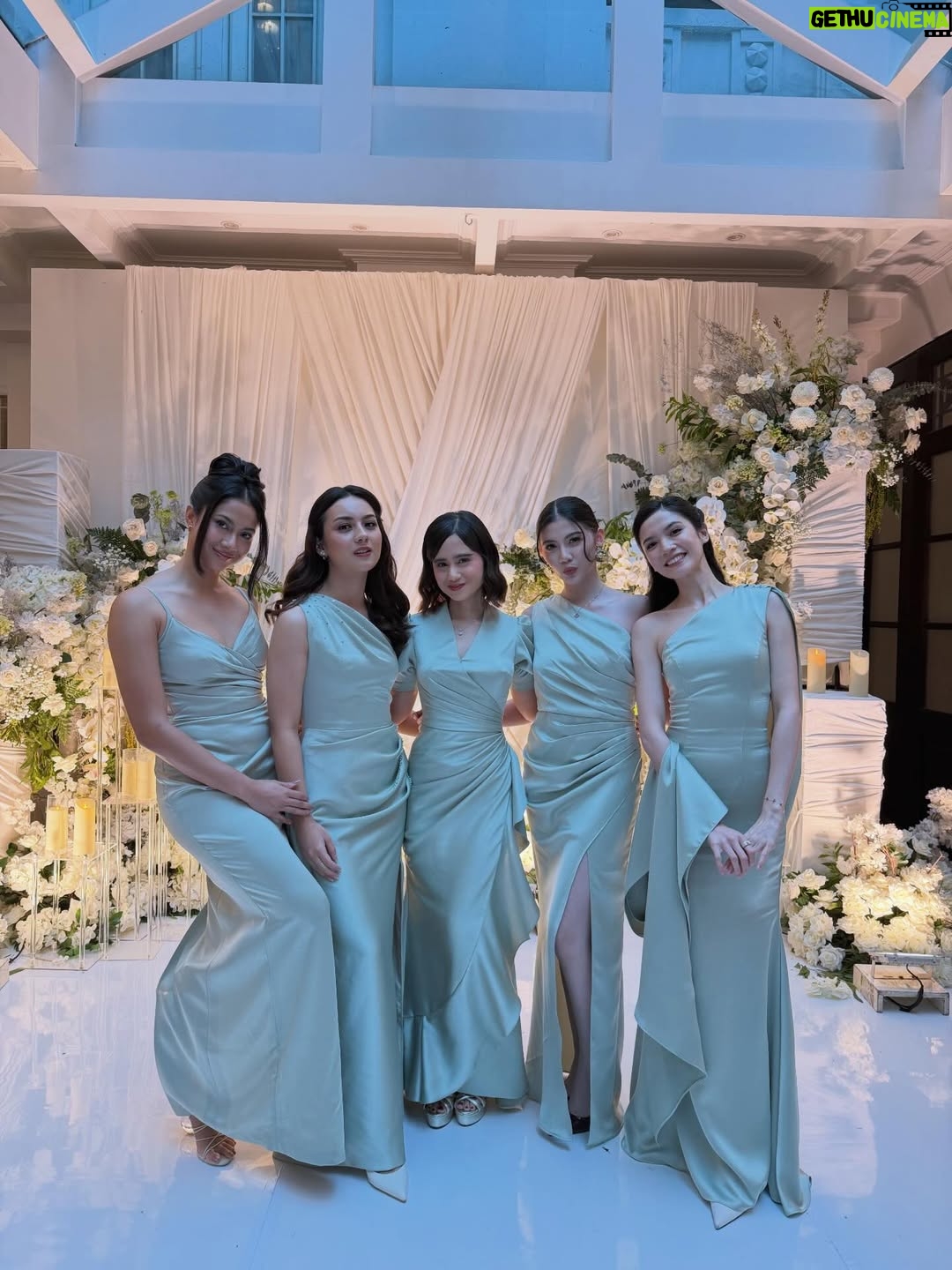 Tissa Biani - 163.4K Likes - bridesmaid on duty 🥹🤍
happy wedding temen berantem temen nangis temen curcol temen olahraga bareng yaitu @wavizihan ! bersama suami tercinta @jaz_hayat terharu banget akhirnya kalian sudah mencapai titik ini. alhamdulillah. perjalanan baru dimulai guys!! 
semangat terus ku doakan semoga kalian bisa saling sayang saling cinta saling jaga terus till jannah Aamiin Ya Allah.

make up by my sister @alitabiani 
hair do @hairdo_mitsa 
dress custom by @fadlan_indonesia
all photos taken by @bintanmfrh