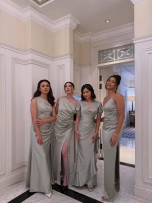 Tissa Biani Instagram - bridesmaid on duty 🥹🤍
happy wedding temen berantem temen nangis temen curcol temen olahraga bareng yaitu @wavizihan ! bersama suami tercinta @jaz_hayat terharu banget akhirnya kalian sudah mencapai titik ini. alhamdulillah. perjalanan baru dimulai guys!! 
semangat terus ku doakan semoga kalian bisa saling sayang saling cinta saling jaga terus till jannah Aamiin Ya Allah.

make up by my sister @alitabiani 
hair do @hairdo_mitsa 
dress custom by @fadlan_indonesia
all photos taken by @bintanmfrh