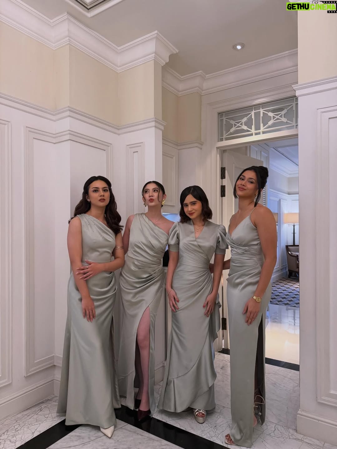 Tissa Biani - 163.4K Likes - bridesmaid on duty 🥹🤍
happy wedding temen berantem temen nangis temen curcol temen olahraga bareng yaitu @wavizihan ! bersama suami tercinta @jaz_hayat terharu banget akhirnya kalian sudah mencapai titik ini. alhamdulillah. perjalanan baru dimulai guys!! 
semangat terus ku doakan semoga kalian bisa saling sayang saling cinta saling jaga terus till jannah Aamiin Ya Allah.

make up by my sister @alitabiani 
hair do @hairdo_mitsa 
dress custom by @fadlan_indonesia
all photos taken by @bintanmfrh