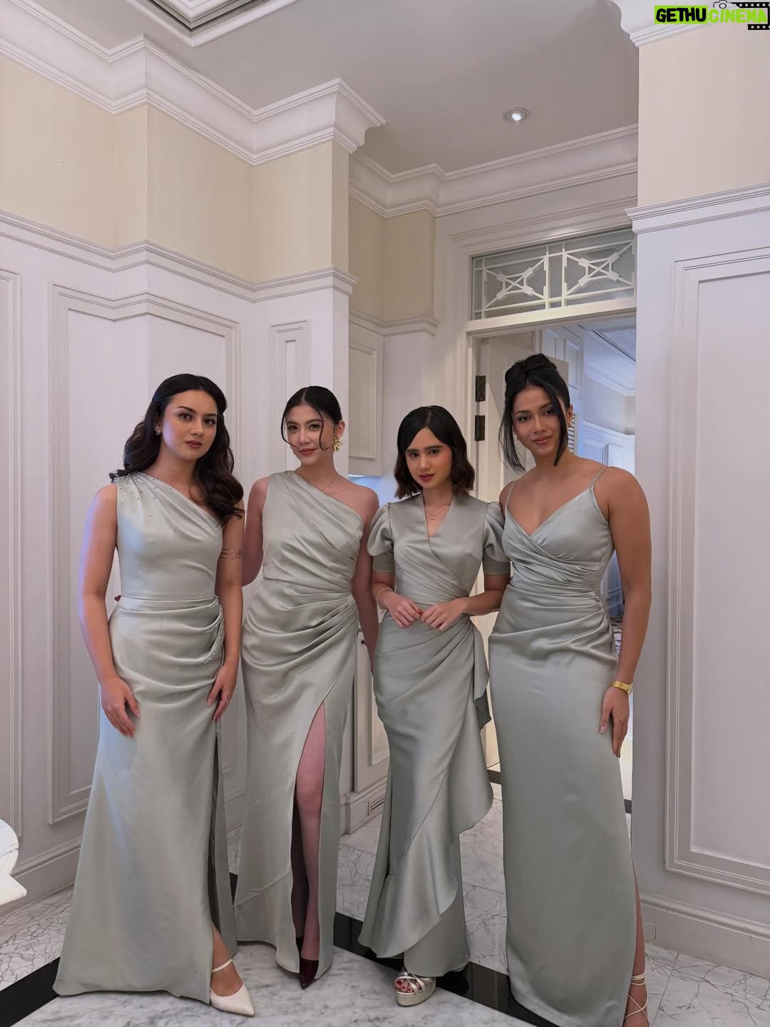 Tissa Biani - 163.4K Likes - bridesmaid on duty 🥹🤍
happy wedding temen berantem temen nangis temen curcol temen olahraga bareng yaitu @wavizihan ! bersama suami tercinta @jaz_hayat terharu banget akhirnya kalian sudah mencapai titik ini. alhamdulillah. perjalanan baru dimulai guys!! 
semangat terus ku doakan semoga kalian bisa saling sayang saling cinta saling jaga terus till jannah Aamiin Ya Allah.

make up by my sister @alitabiani 
hair do @hairdo_mitsa 
dress custom by @fadlan_indonesia
all photos taken by @bintanmfrh