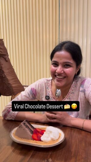 Vaishali Thaniga Instagram - Trying out the most viral chocolate dessert !! 😍 @oldcheesebar 

Loved the Chocolate sauce and if you are a chocolate lover then definitely try it once atleast ❤️😋 and let me know if you want me try any other dessert and give back my honest feedback 

#dessert #viral #chocolate #cake #trendingreels