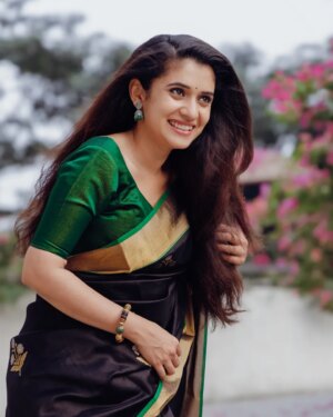 Vaishnavi Kalyankar Instagram - Evergreen Vibes 🍁

Sadikaari ✨️
The KALIKA Collection 
A traditional new collection of handwoven handcrafted Pure Chanderi Silk Sarries.
Beautifully motif,borders & pallu…each saree is masterpiece pure silk, or a blend with cotton, using a unique fine-weave technique. 
Exceptionally light, sheer (semi-transparent), and breathable, making it comfortable in warm climates

#sadikaari #vaishnavikalyankar #chanderi #chanderisilk #sareefashion