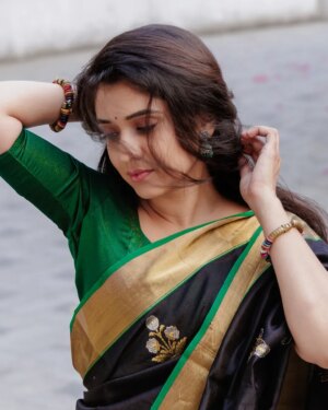 Vaishnavi Kalyankar Instagram - Evergreen Vibes 🍁

Sadikaari ✨️
The KALIKA Collection 
A traditional new collection of handwoven handcrafted Pure Chanderi Silk Sarries.
Beautifully motif,borders & pallu…each saree is masterpiece pure silk, or a blend with cotton, using a unique fine-weave technique. 
Exceptionally light, sheer (semi-transparent), and breathable, making it comfortable in warm climates

#sadikaari #vaishnavikalyankar #chanderi #chanderisilk #sareefashion