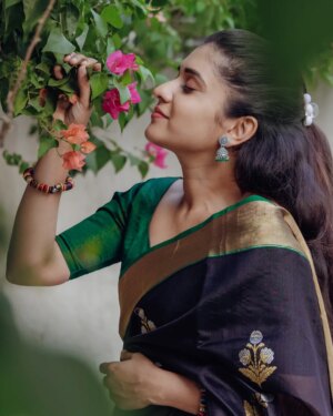 Vaishnavi Kalyankar Instagram - Evergreen Vibes 🍁

Sadikaari ✨️
The KALIKA Collection 
A traditional new collection of handwoven handcrafted Pure Chanderi Silk Sarries.
Beautifully motif,borders & pallu…each saree is masterpiece pure silk, or a blend with cotton, using a unique fine-weave technique. 
Exceptionally light, sheer (semi-transparent), and breathable, making it comfortable in warm climates

#sadikaari #vaishnavikalyankar #chanderi #chanderisilk #sareefashion
