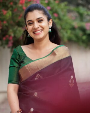 Vaishnavi Kalyankar Instagram - Evergreen Vibes 🍁

Sadikaari ✨️
The KALIKA Collection 
A traditional new collection of handwoven handcrafted Pure Chanderi Silk Sarries.
Beautifully motif,borders & pallu…each saree is masterpiece pure silk, or a blend with cotton, using a unique fine-weave technique. 
Exceptionally light, sheer (semi-transparent), and breathable, making it comfortable in warm climates

#sadikaari #vaishnavikalyankar #chanderi #chanderisilk #sareefashion
