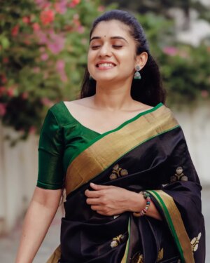Vaishnavi Kalyankar Instagram - Evergreen Vibes 🍁

Sadikaari ✨️
The KALIKA Collection 
A traditional new collection of handwoven handcrafted Pure Chanderi Silk Sarries.
Beautifully motif,borders & pallu…each saree is masterpiece pure silk, or a blend with cotton, using a unique fine-weave technique. 
Exceptionally light, sheer (semi-transparent), and breathable, making it comfortable in warm climates

#sadikaari #vaishnavikalyankar #chanderi #chanderisilk #sareefashion