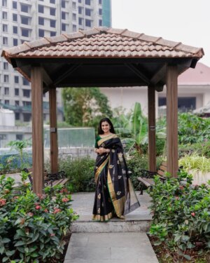 Vaishnavi Kalyankar Instagram - Evergreen Vibes 🍁

Sadikaari ✨️
The KALIKA Collection 
A traditional new collection of handwoven handcrafted Pure Chanderi Silk Sarries.
Beautifully motif,borders & pallu…each saree is masterpiece pure silk, or a blend with cotton, using a unique fine-weave technique. 
Exceptionally light, sheer (semi-transparent), and breathable, making it comfortable in warm climates

#sadikaari #vaishnavikalyankar #chanderi #chanderisilk #sareefashion