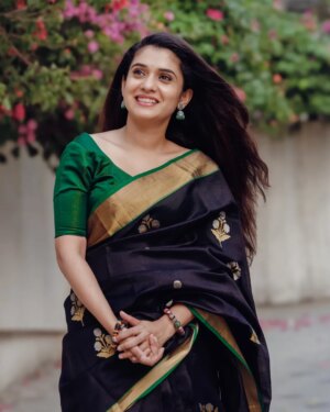 Vaishnavi Kalyankar Instagram - Evergreen Vibes 🍁

Sadikaari ✨️
The KALIKA Collection 
A traditional new collection of handwoven handcrafted Pure Chanderi Silk Sarries.
Beautifully motif,borders & pallu…each saree is masterpiece pure silk, or a blend with cotton, using a unique fine-weave technique. 
Exceptionally light, sheer (semi-transparent), and breathable, making it comfortable in warm climates

#sadikaari #vaishnavikalyankar #chanderi #chanderisilk #sareefashion