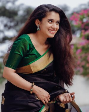Vaishnavi Kalyankar Instagram - Evergreen Vibes 🍁

Sadikaari ✨️
The KALIKA Collection 
A traditional new collection of handwoven handcrafted Pure Chanderi Silk Sarries.
Beautifully motif,borders & pallu…each saree is masterpiece pure silk, or a blend with cotton, using a unique fine-weave technique. 
Exceptionally light, sheer (semi-transparent), and breathable, making it comfortable in warm climates

#sadikaari #vaishnavikalyankar #chanderi #chanderisilk #sareefashion