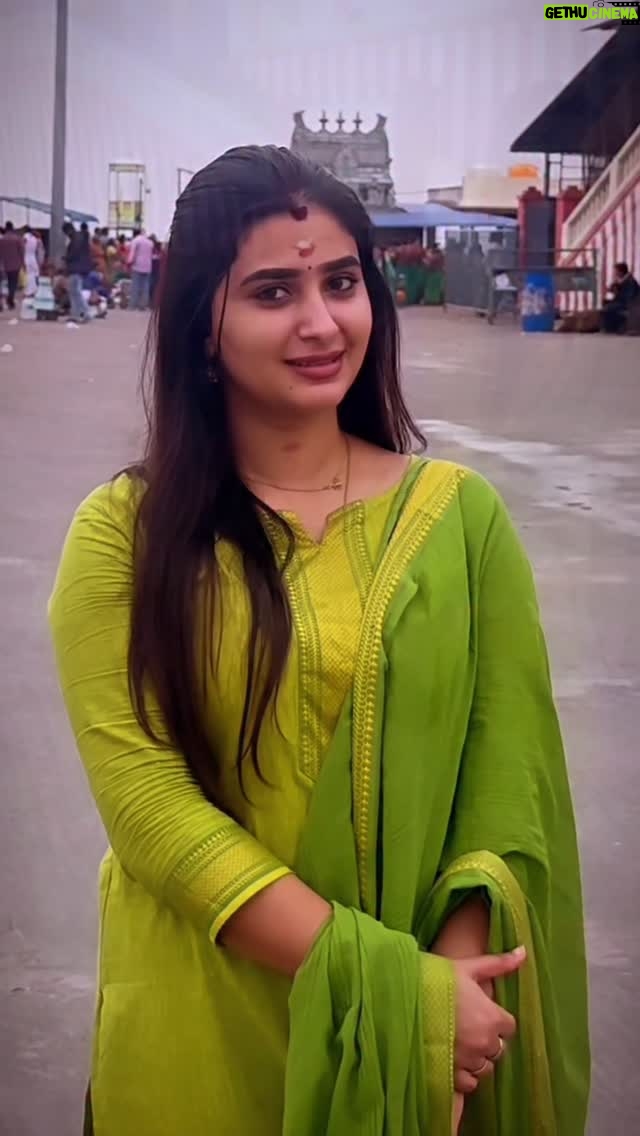 Vaishu Sundar - 43.8K Likes - #templeday #familytime 

Vc : @varunkumarkd  Nandri Anna 🤍😂