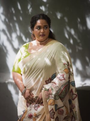 Vanita Kharat Instagram - “खामोशी भी अब सलीके से सजने लगी है.”🌸

.
.
.
.
Saree- @hastkrit_india 
Makeup- @devyani_makeup_artist_ 
Hair - @archanabotre_makeupartist 
Click- @namrata_gh 
Location- @tdo_studio